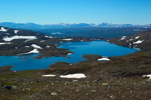 Jezioro storelvvatnan w pobliżu sulitjelma, Norwegia — Zdjęcie stockowe