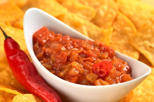 Salsa de tomate caliente con nachos —  Fotos de Stock