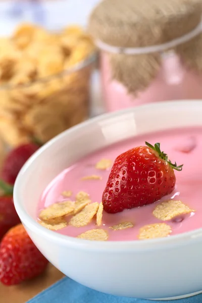 Erdbeerjoghurt mit Cornflakes — Stockfoto