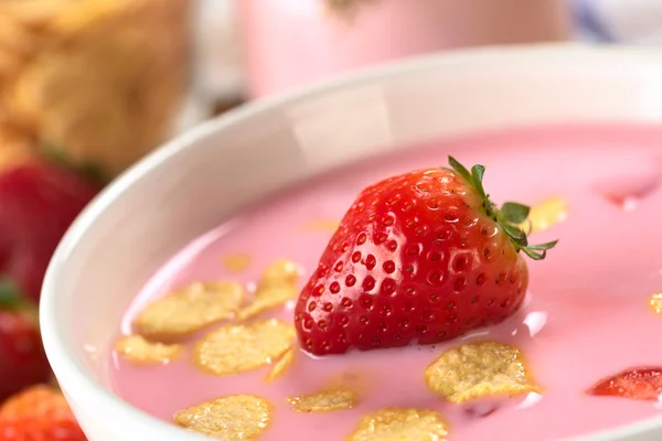 Truskawkowy jogurt z płatkami — Zdjęcie stockowe