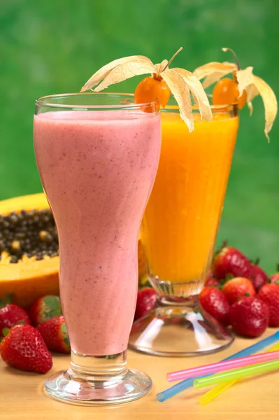 草莓奶昔和木瓜汁 — 图库照片