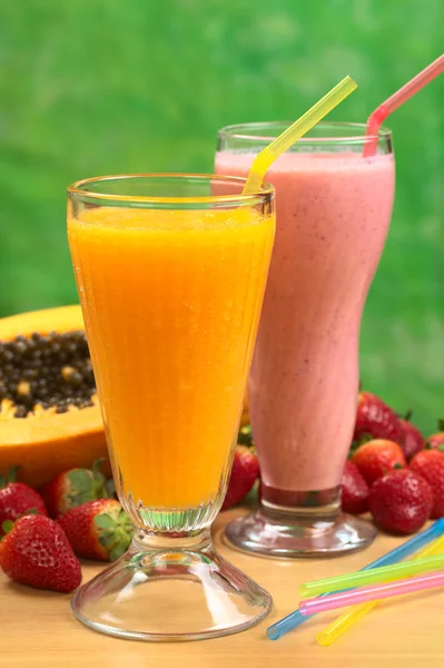 木瓜汁和草莓奶昔 — 图库照片