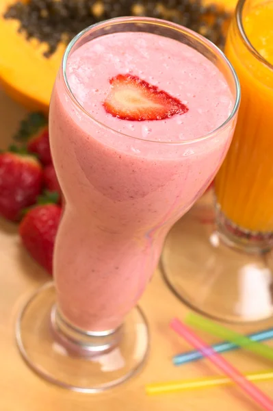 Erdbeer-Milchshake und Papaya-Saft — Stockfoto