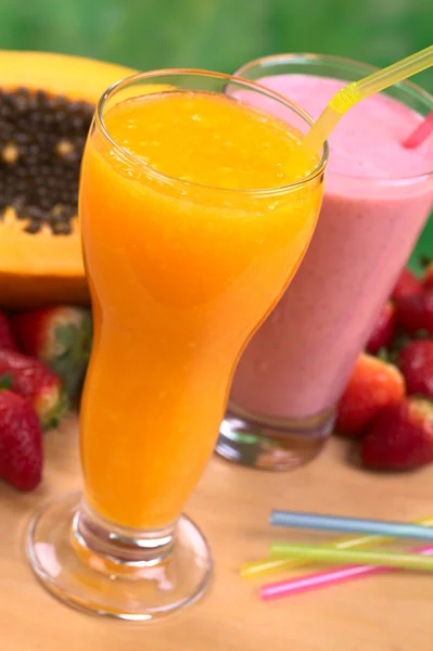 Papaya suyu ve çilekli milkshake — Stok fotoğraf