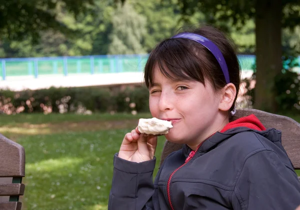 吃冰淇淋的女孩 免版税图库照片