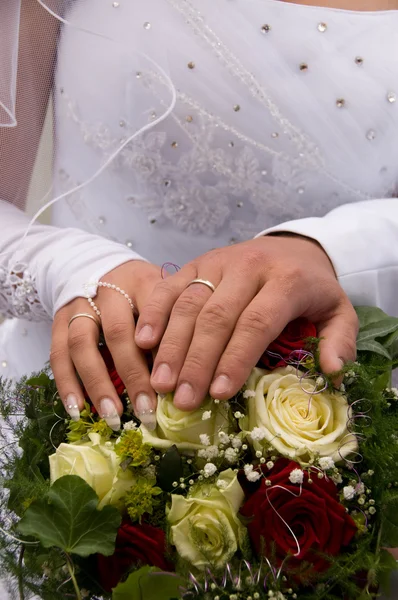 มือของคู่แต่งงานใหม่ . — ภาพถ่ายสต็อก