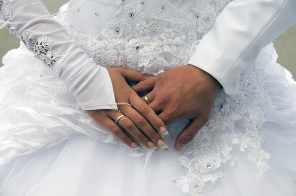 Mãos de recém-casados . — Fotografia de Stock