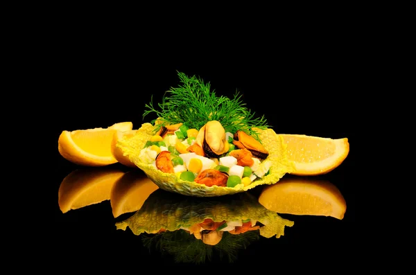 Salade van mosselen met maïs en erwten — Stockfoto