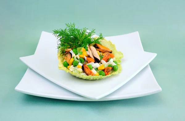 Салат из мидий с кукурузой и горохом — стоковое фото