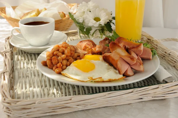 Ontbijt met roerei en spek — Stockfoto