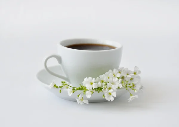 一杯黑咖啡与鲜花 — 图库照片