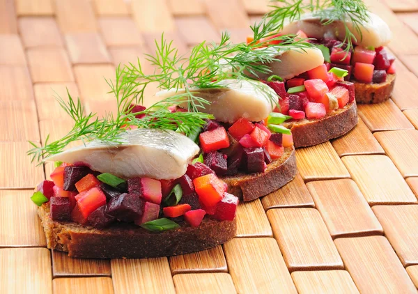Sandwiches met roggebrood, haring en groenten — Stockfoto