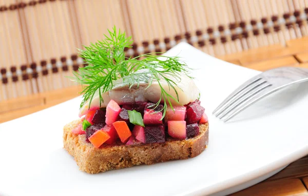 Sendviče s žitným chlebem, sledě a zeleninou — Stockfoto