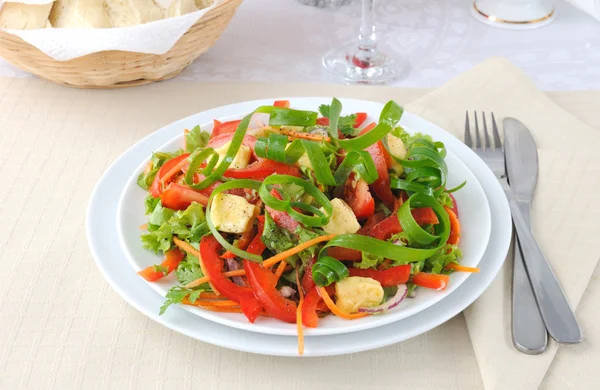 Овощной салат с жареным сыром — стоковое фото