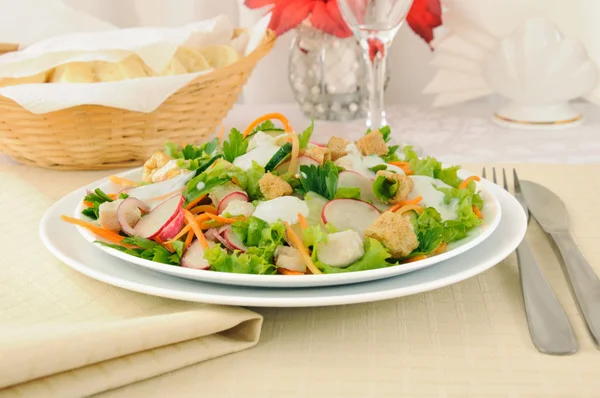 Овощной салат с курицей и йогуртом — стоковое фото