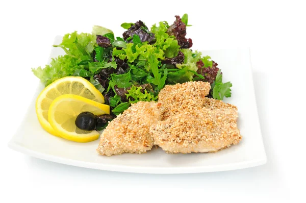 Chicken fillet in sesame with a mixture of lettuce — Stock Photo, Image