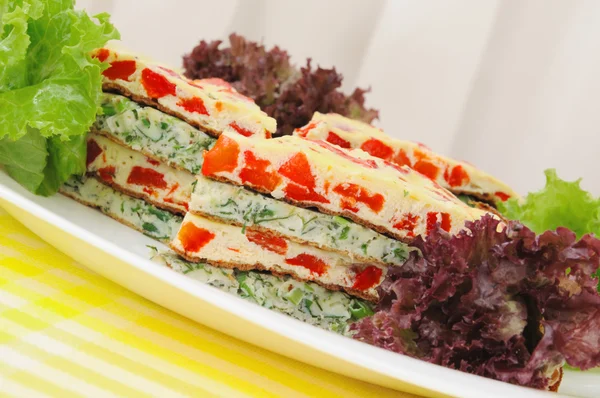 Omeletta con peperoni ed erbe aromatiche — Foto Stock