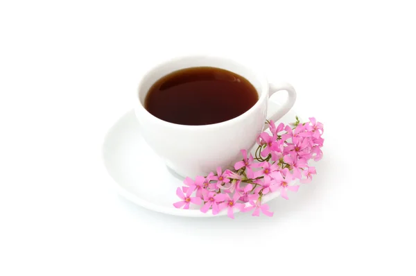 Kubek czarnej kawy z kwiatami — Zdjęcie stockowe