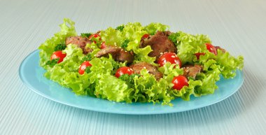 yeşil salata tavuk karaciğer ile