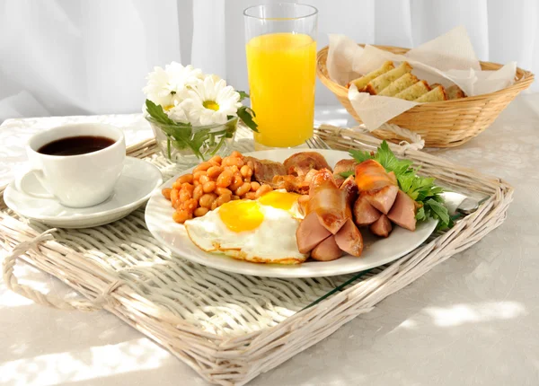 계란과 베이컨으로 아침 식사를 하는 모습 — 스톡 사진