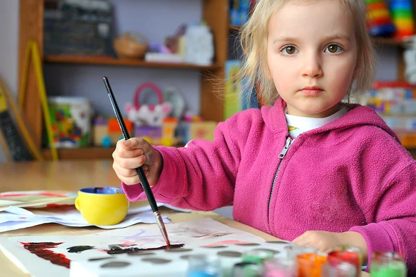 Девушка рисует — стоковое фото