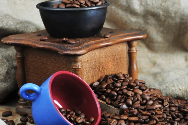 Koffiemolen en cup — Stockfoto