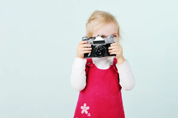 오래 된 카메라와 소녀 — 스톡 사진