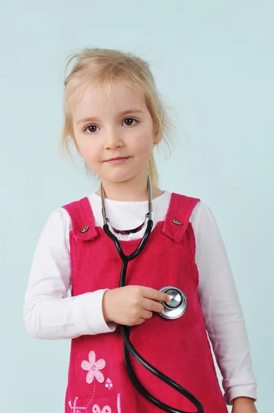 小さな女の子と聴診器 — ストック写真