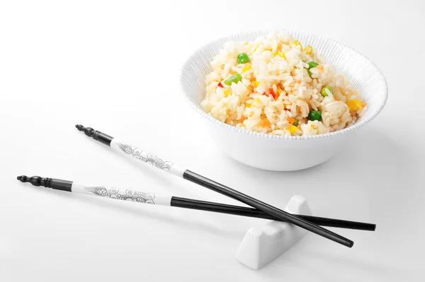 Miseczki z ryżem i pałeczki z bliska — Zdjęcie stockowe