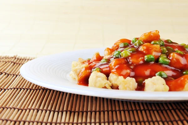 Comida china en el plato de cerca — Foto de Stock