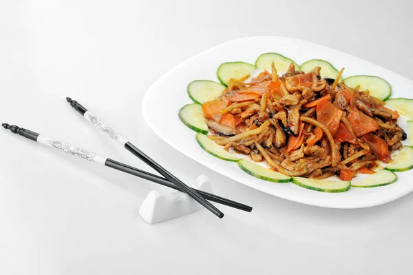 Čínské jídlo na talíři zblízka — Stock fotografie