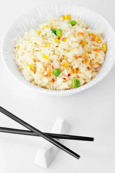 Bol avec riz et baguettes fermer — Photo