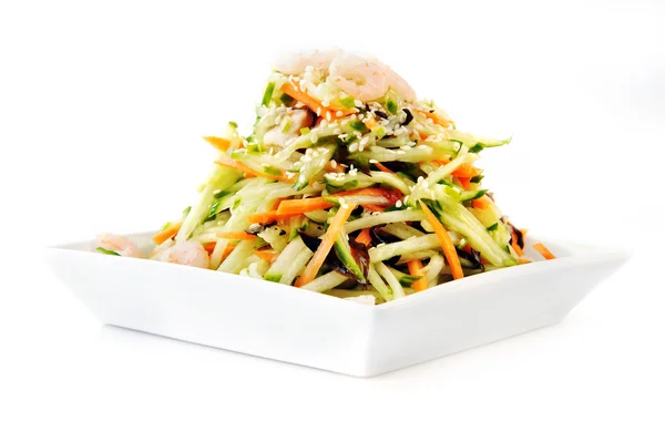 Salada asiática servida em prato isolado em branco — Fotografia de Stock