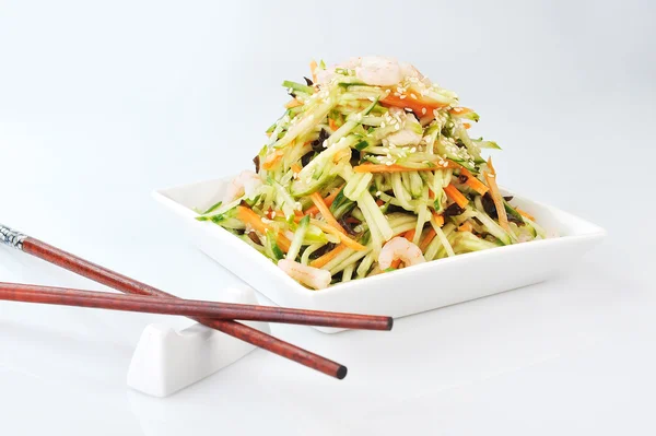 Insalata asiatica servita su piatto isolato su bianco — Foto Stock