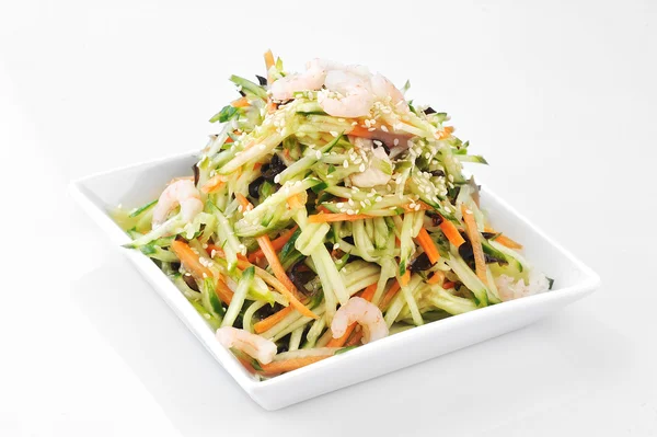 Азіатський салат подають на тарілку, ізольовані на білому — стокове фото