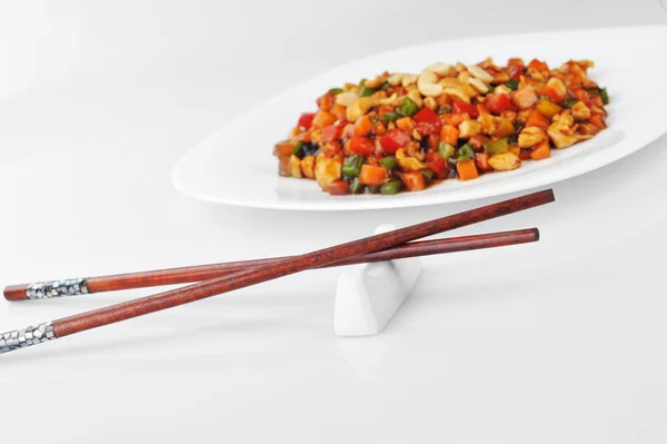 Comida chinesa no prato de perto — Fotografia de Stock