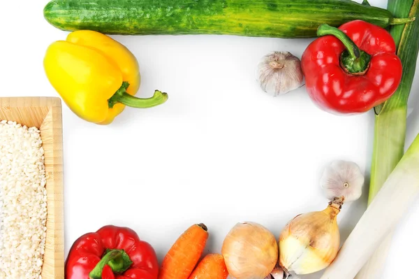 Olika grönsaker på vitt ovanifrån — Stockfoto