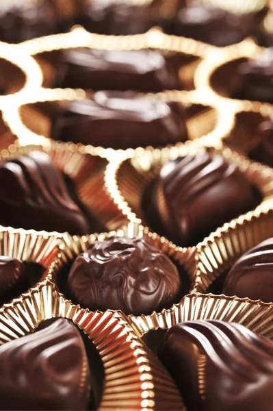 Scatola in lamina d'oro di cioccolatini — Foto Stock