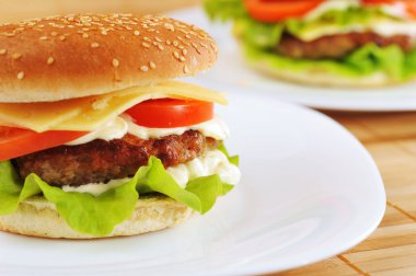 göğsü hamburger