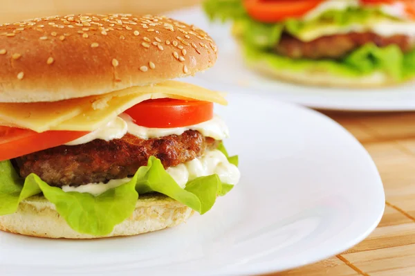 Hamburger z kotletem — Zdjęcie stockowe