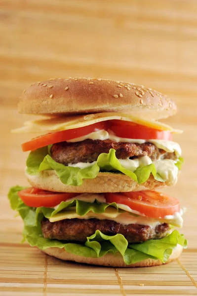 Hamburger cu tăietură — Fotografie, imagine de stoc