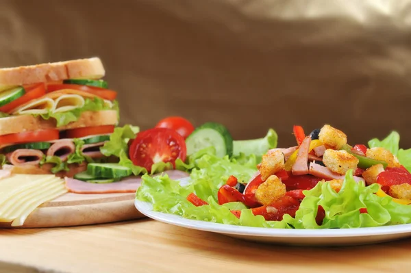 Sandwich und Salat — Stockfoto