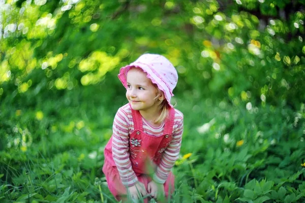 Lekfull liten flicka — Stockfoto