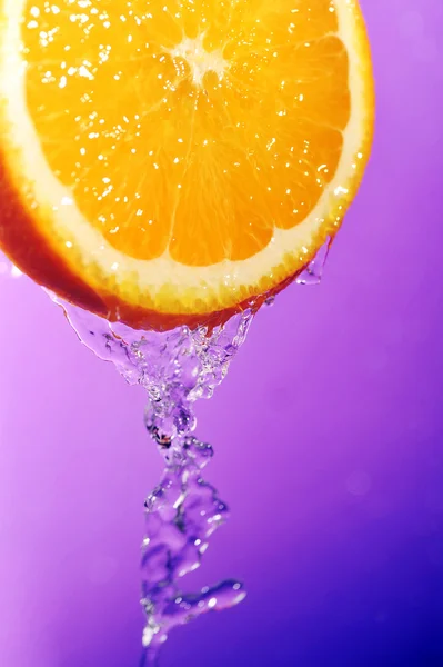 Ζουμερό πορτοκάλι και τους παφλασμούς — Φωτογραφία Αρχείου