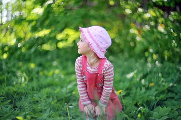 Игривая маленькая девочка — стоковое фото