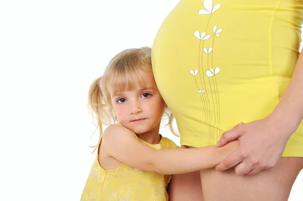 Meisje met zwangere moeder — Stockfoto
