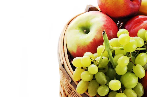 Cesta con diferentes frutas —  Fotos de Stock