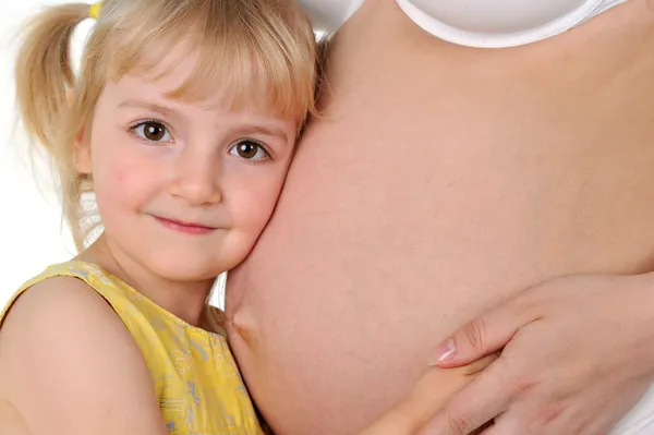 Flicka med gravid mamma — Stockfoto