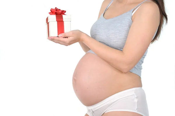 Donna incinta con regalo — Foto Stock