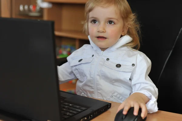 Fetiță cu laptop — Fotografie, imagine de stoc